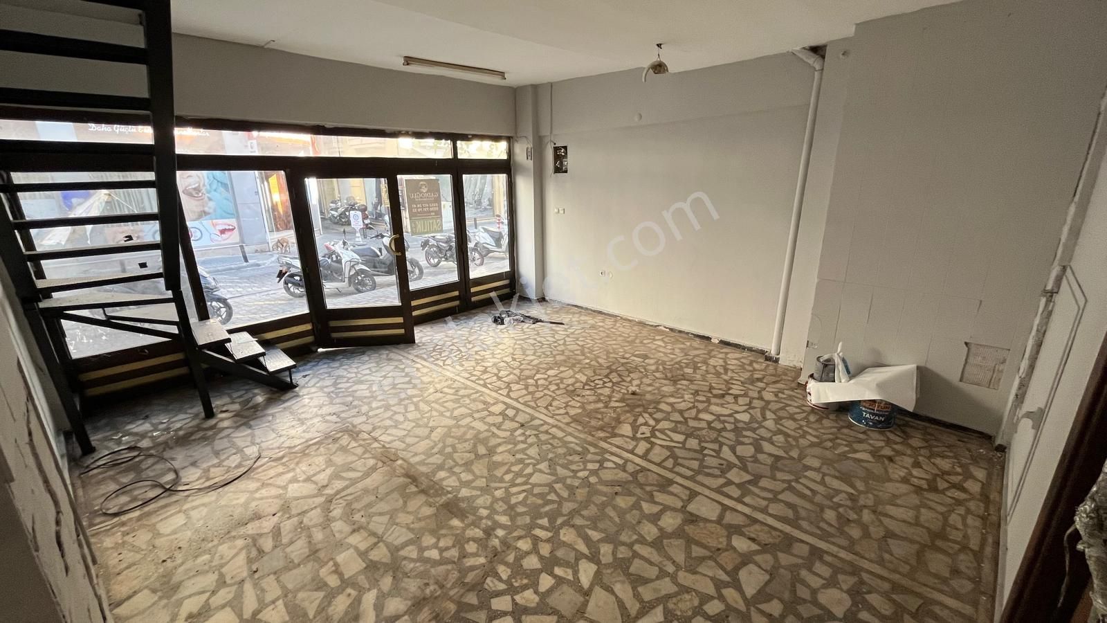 Marmaris Tepe Mahallesinde Kiralık Asma Katlı Dükkan - Görsel 2