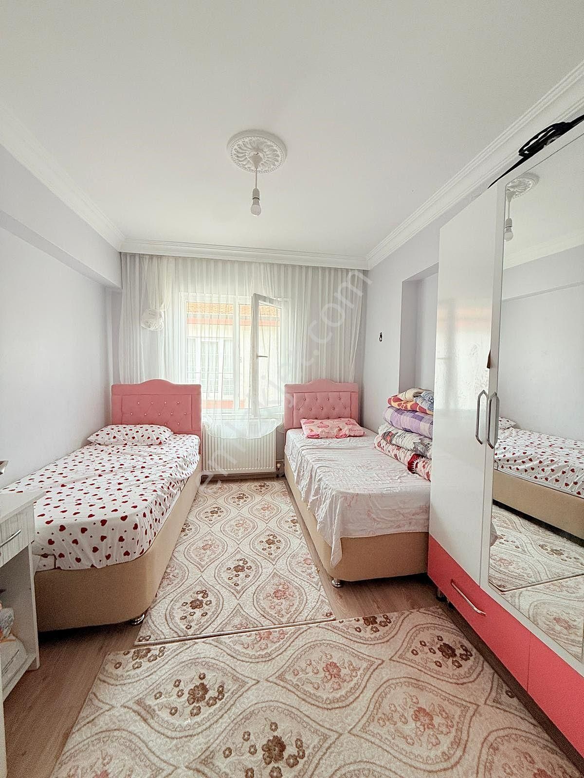 Yıldız'dan Eminevim Kuruluşlarına Uygun Katta Çok Geniş 3+1 !!! - Görsel 24