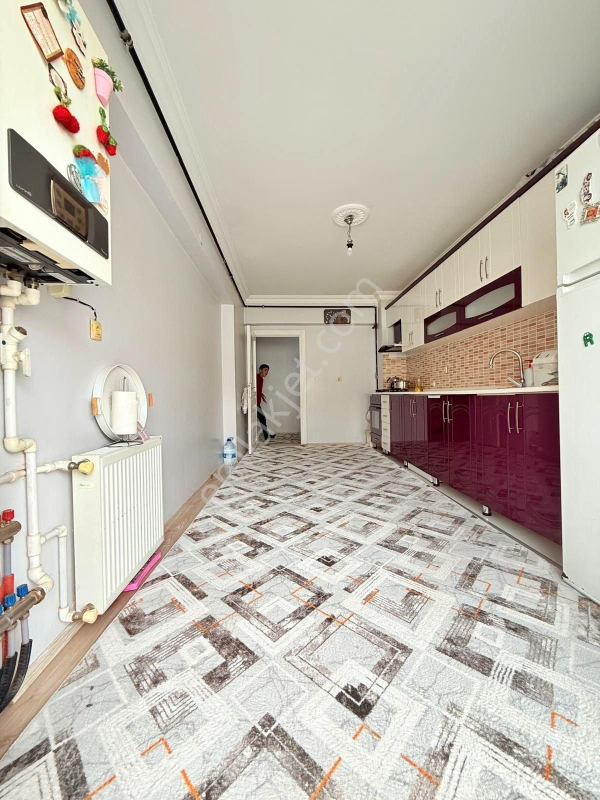 Yıldız'dan Eminevim Kuruluşlarına Uygun Katta Çok Geniş 3+1 !!! - Görsel 3