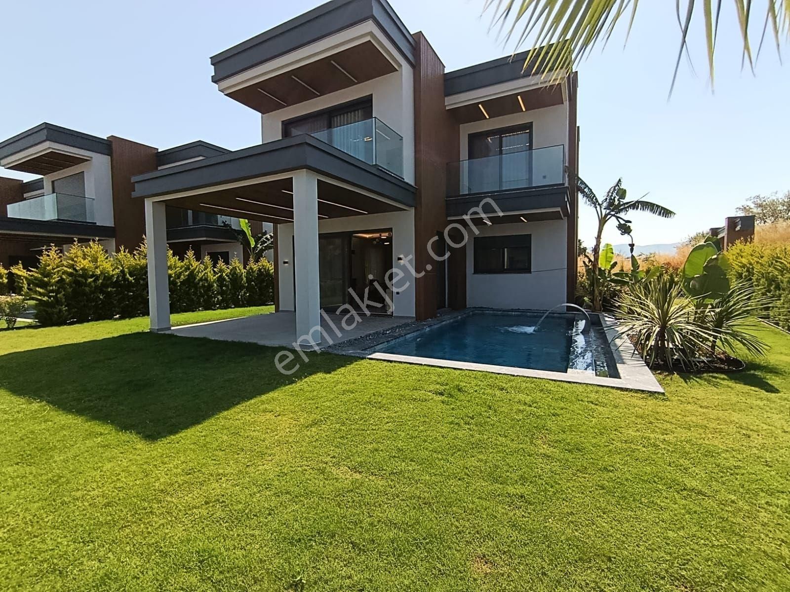 Kuşadası'nda Full Deniz Manzaralı Lüks 4+1 Müstakil Özel Havuzlu Villa