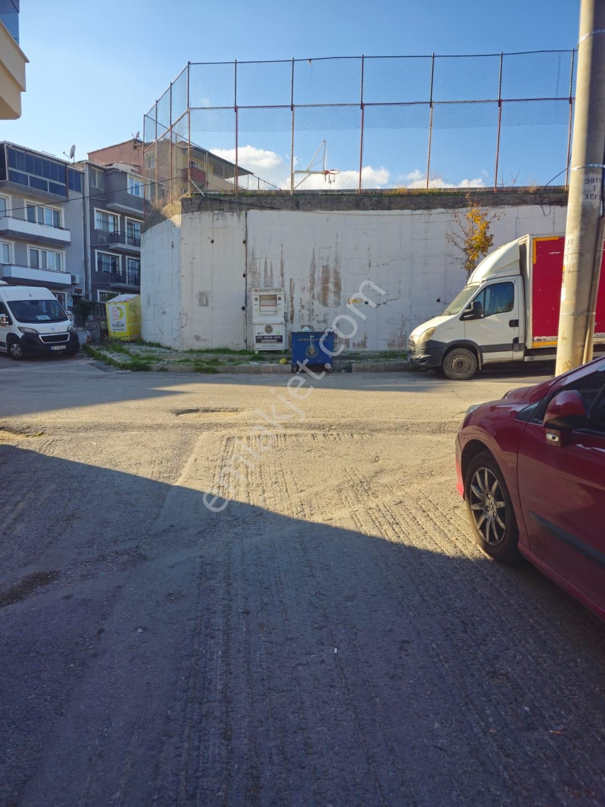 İzmir Buca İçinde Eski Ev Bulunan İmarlı Arsa