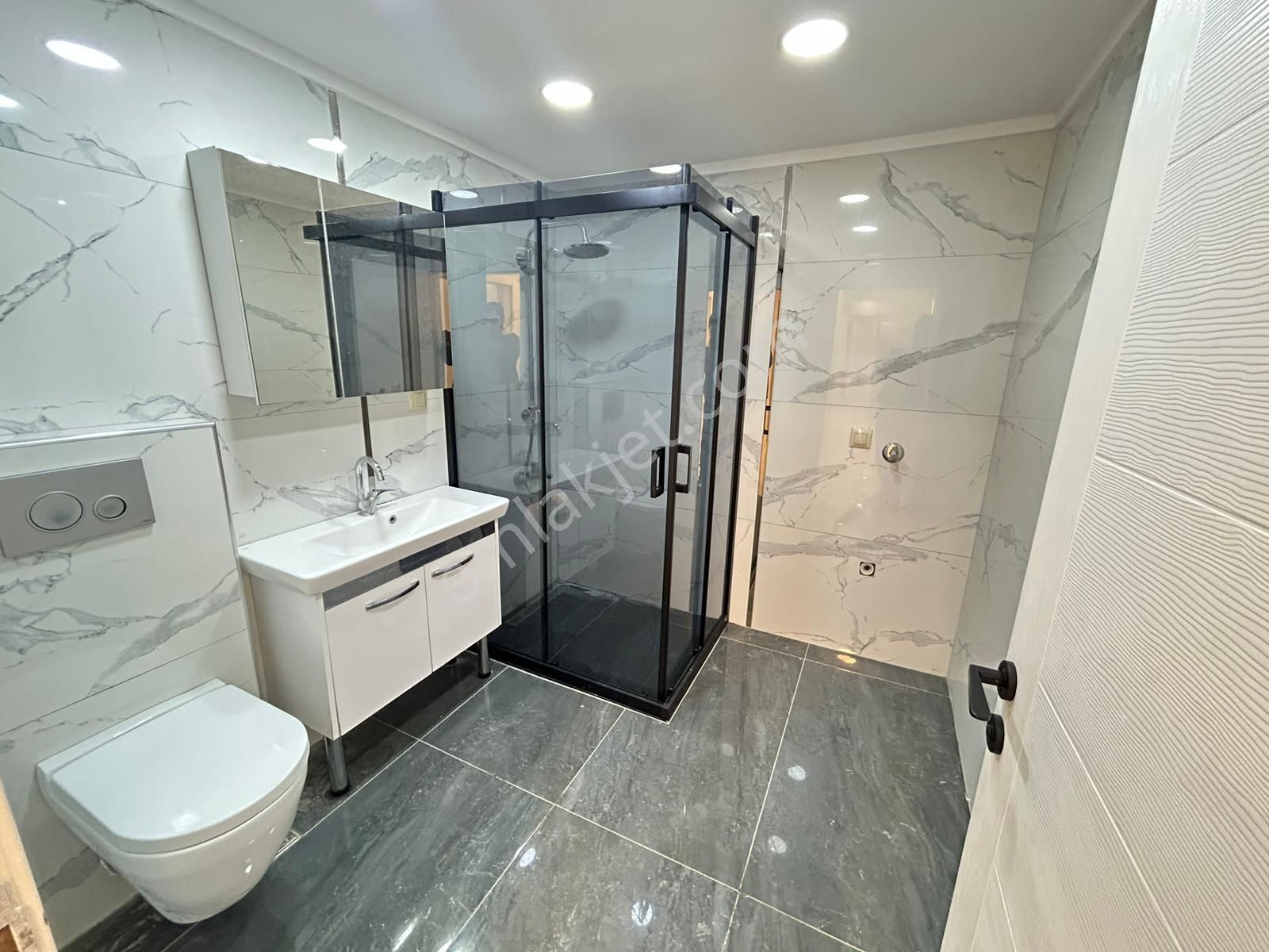 Taner'den Dikmen Sokullu'da 3+1+kiler Süper Lüks Giriş Kat - Görsel 27