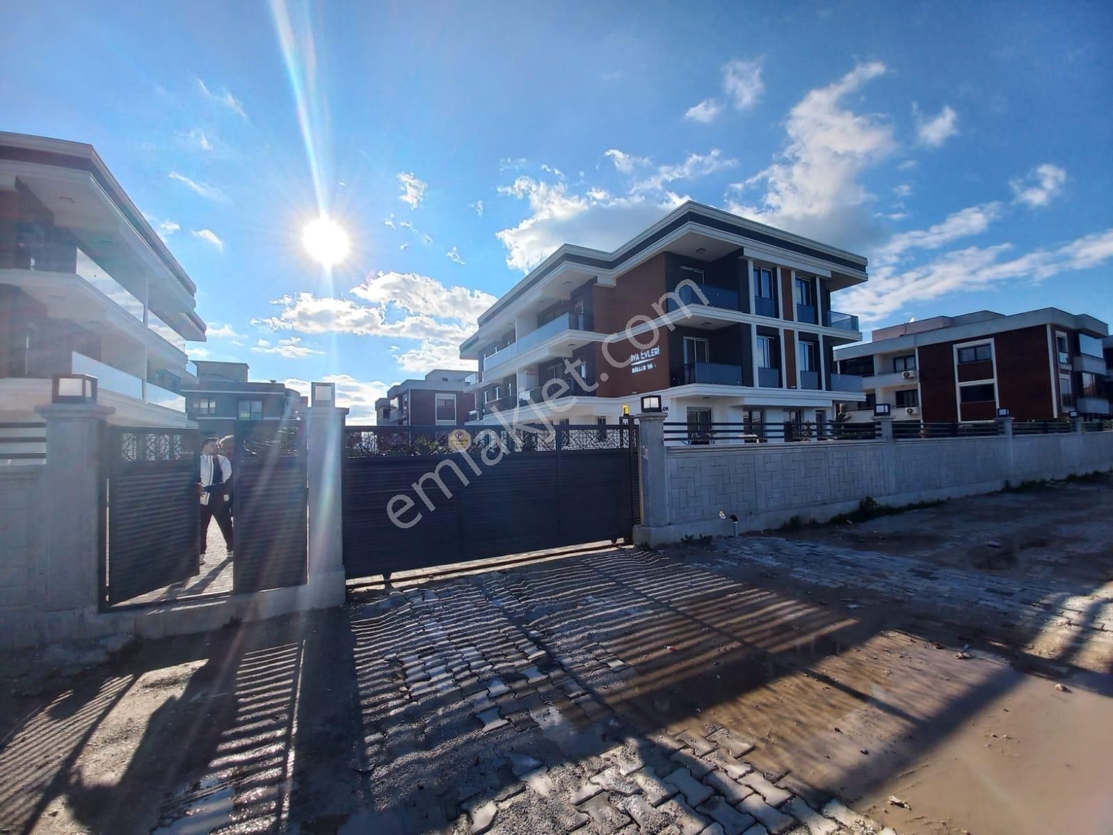 Turpa Lotustan Bahçelievler Florya Sitesinde Satılık Fırsat Daireler - Görsel 2