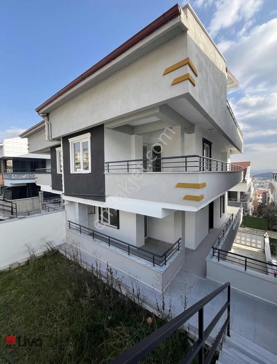 Liva'dan Kuvayi Milliye Mahallesinde 6+1 Satılık Villa