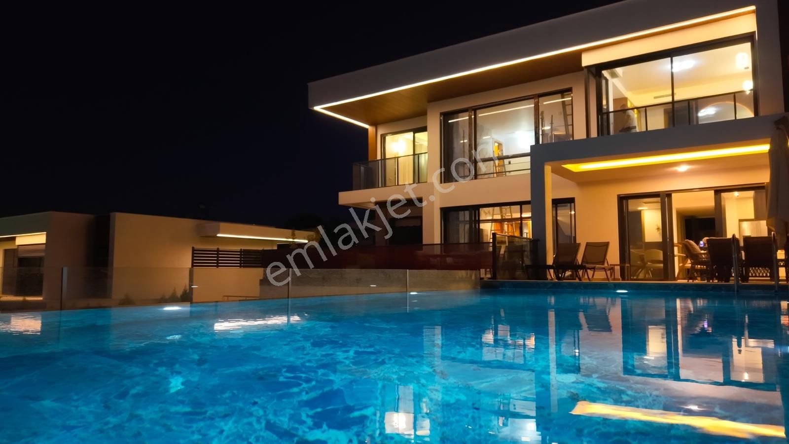 Kuşadasında 1 Dönüm Arazide Asansörlü Lüks Satılık Villa