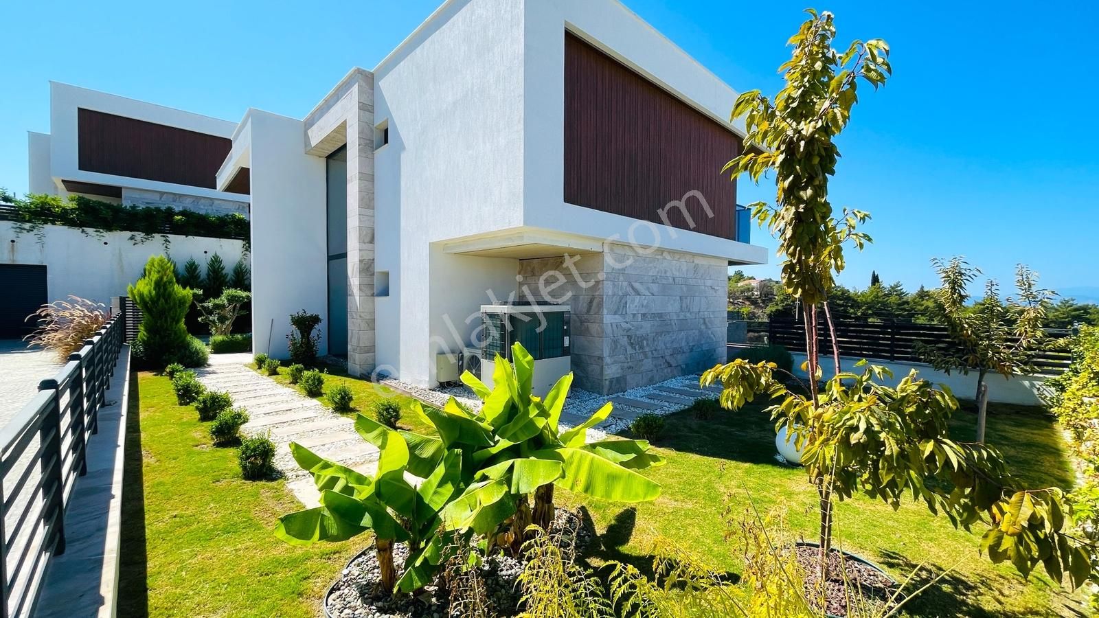 Kuşadasında 1 Dönüm Arazide Asansörlü Lüks Satılık Villa - Görsel 7