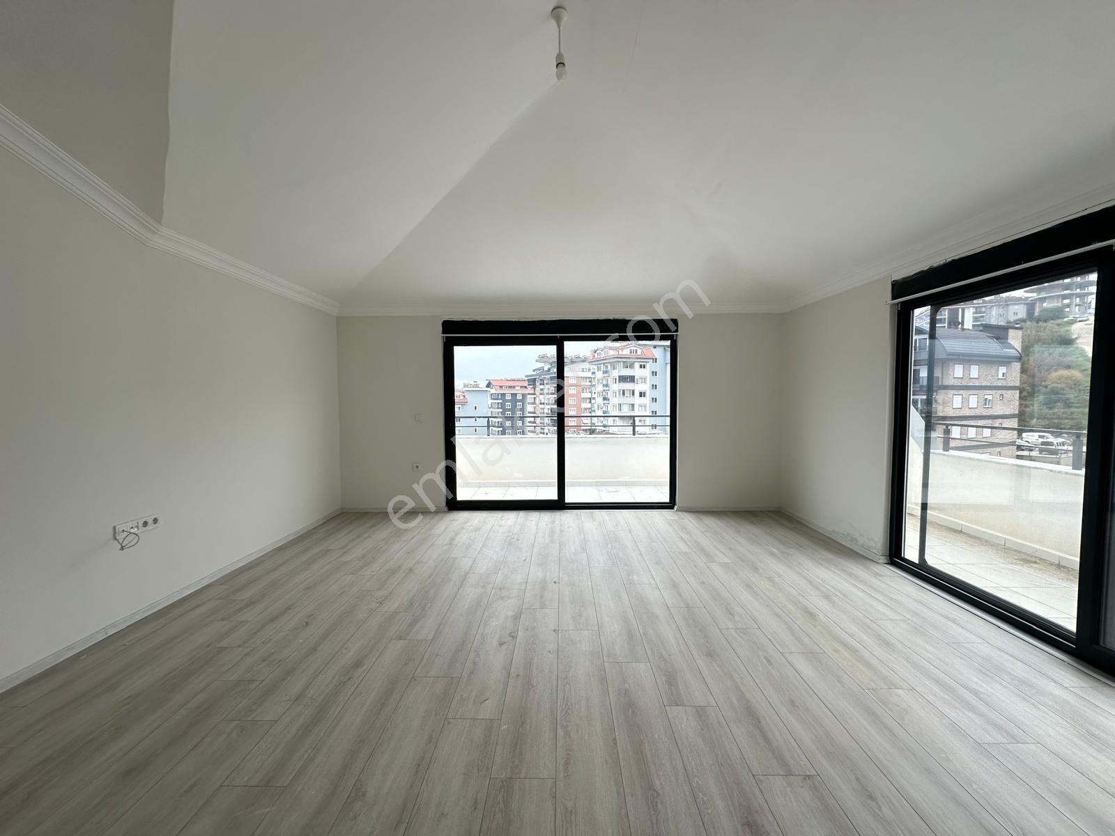 Alanya Çıplaklı'da Satılık 3+1 Ayrı Mutfak 170m2 Sıfır Dubleks Daire