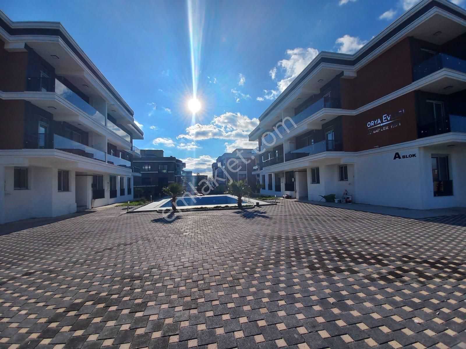 Turpa Lotustan Bahçelievler Florya Sitesinde Satılık Fırsat Daireler - Görsel 2