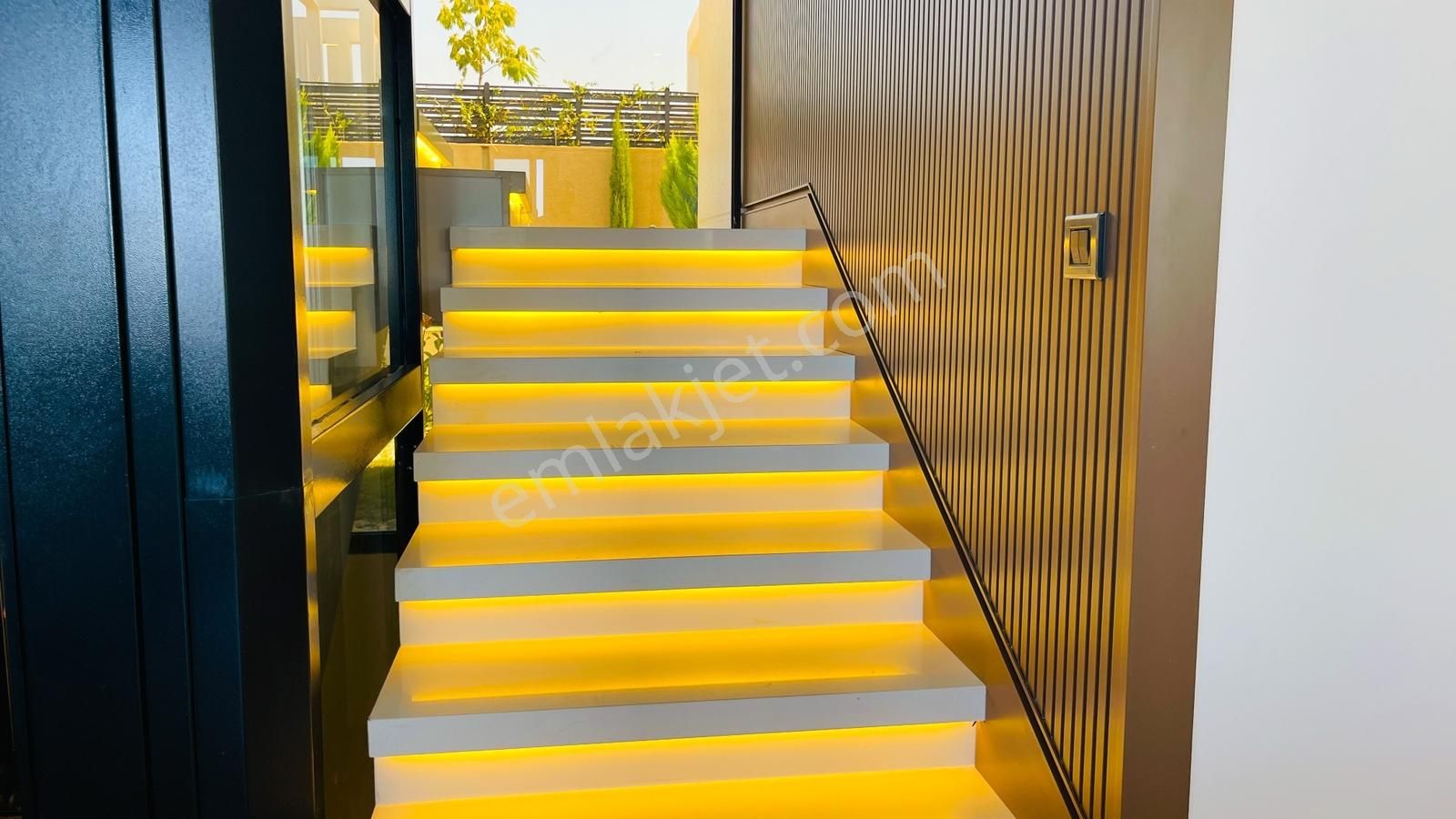 Kuşadasında 1 Dönüm Arazide Asansörlü Lüks Satılık Villa - Görsel 31