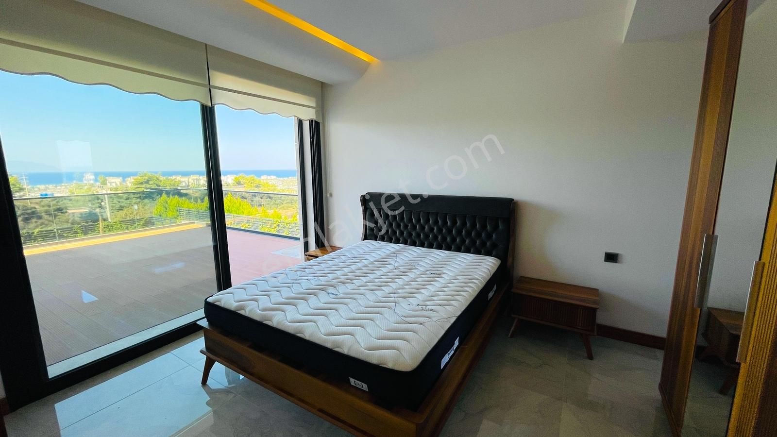 Kuşadasında 1 Dönüm Arazide Asansörlü Lüks Satılık Villa - Görsel 26