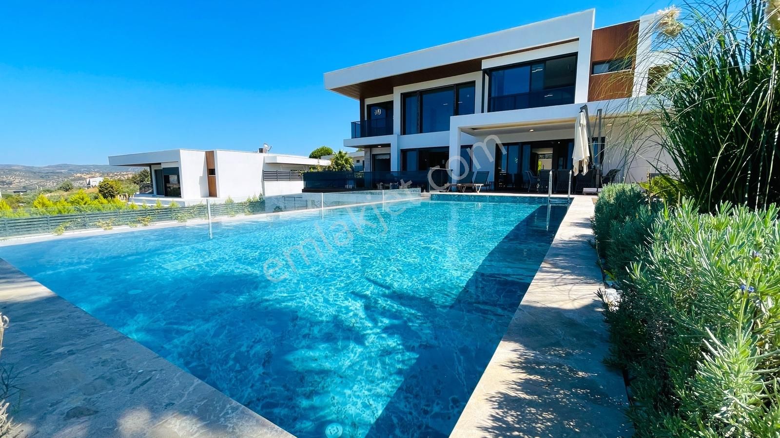 Kuşadasında 1 Dönüm Arazide Asansörlü Lüks Satılık Villa - Görsel 27