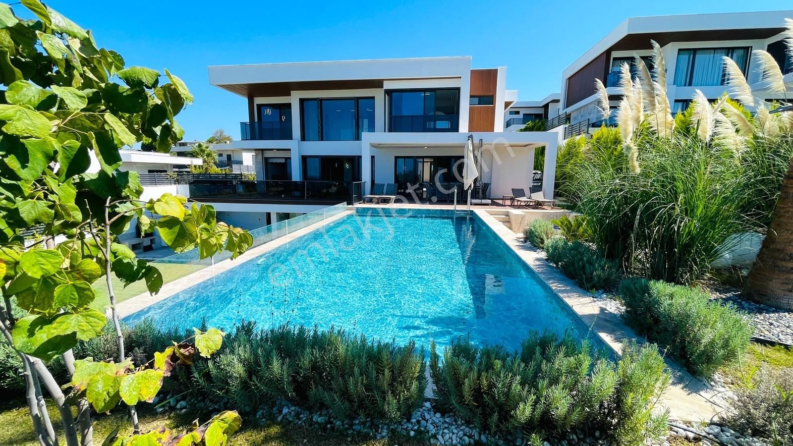 Kuşadasında 1 Dönüm Arazide Asansörlü Lüks Satılık Villa - Görsel 2