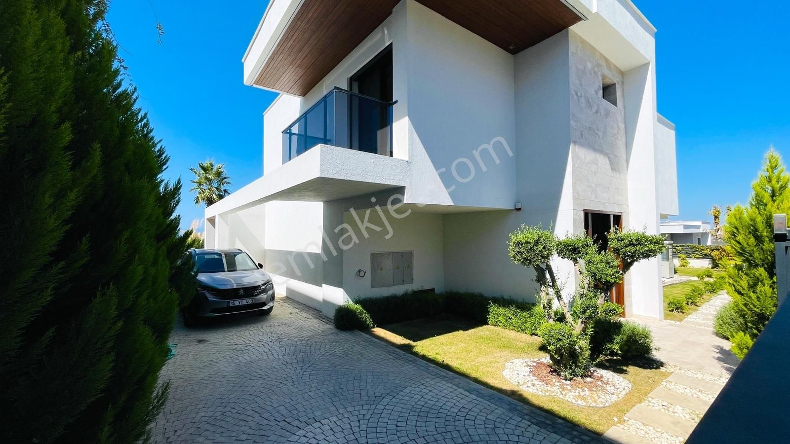 Kuşadasında 1 Dönüm Arazide Asansörlü Lüks Satılık Villa - Görsel 20