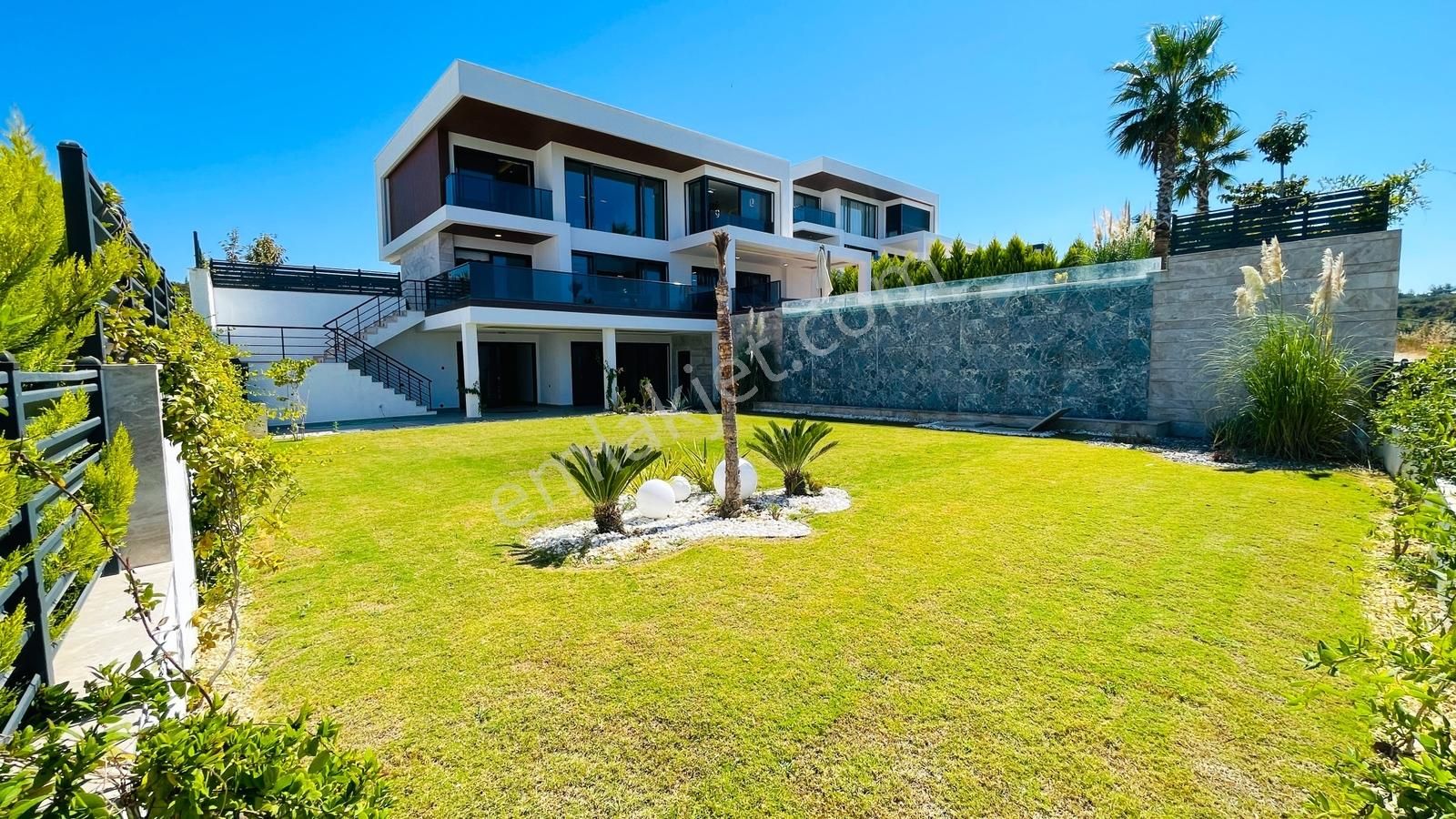 Kuşadasında 1 Dönüm Arazide Asansörlü Lüks Satılık Villa - Görsel 19