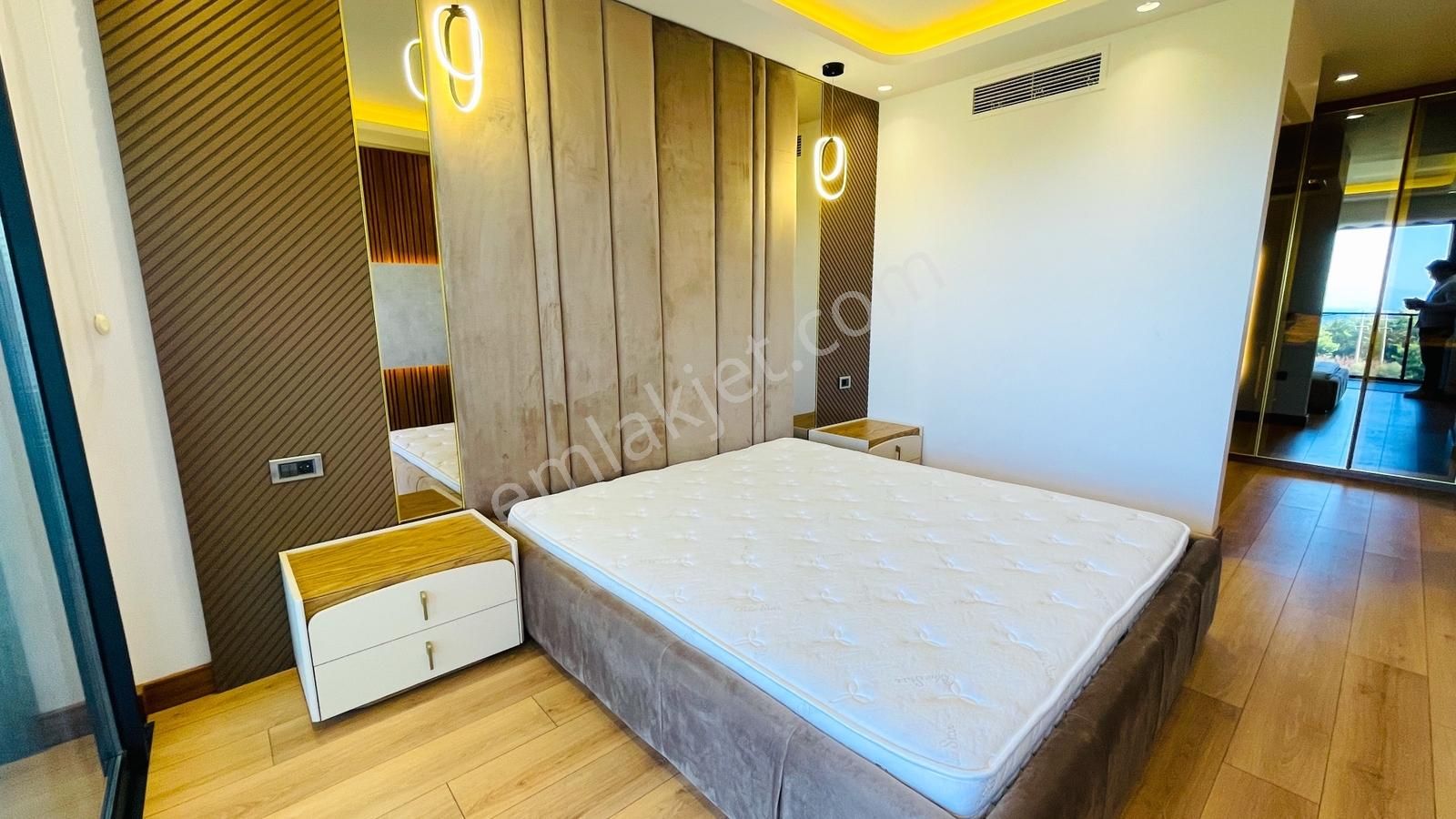 Kuşadasında 1 Dönüm Arazide Asansörlü Lüks Satılık Villa - Görsel 3