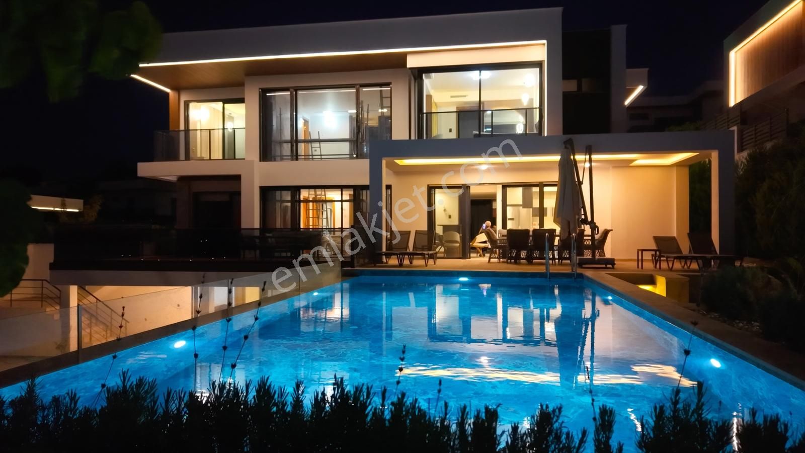 Kuşadasında 1 Dönüm Arazide Asansörlü Lüks Satılık Villa - Görsel 28