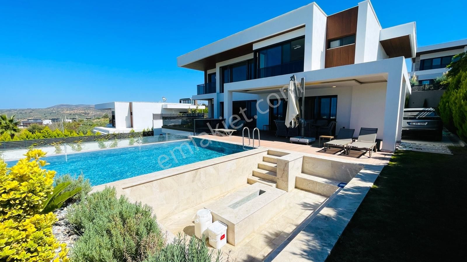 Kuşadasında 1 Dönüm Arazide Asansörlü Lüks Satılık Villa - Görsel 17