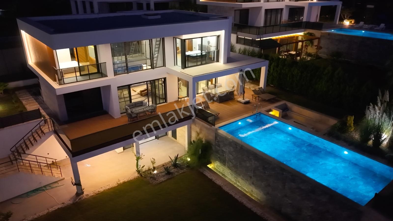 Kuşadasında 1 Dönüm Arazide Asansörlü Lüks Satılık Villa - Görsel 14