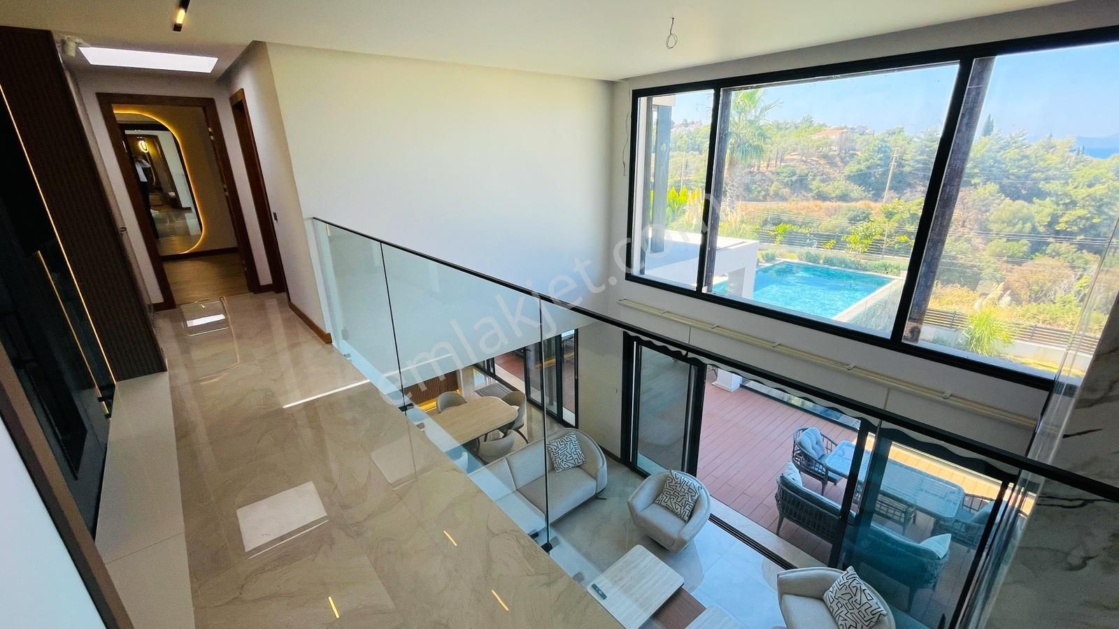 Kuşadasında 1 Dönüm Arazide Asansörlü Lüks Satılık Villa - Görsel 35