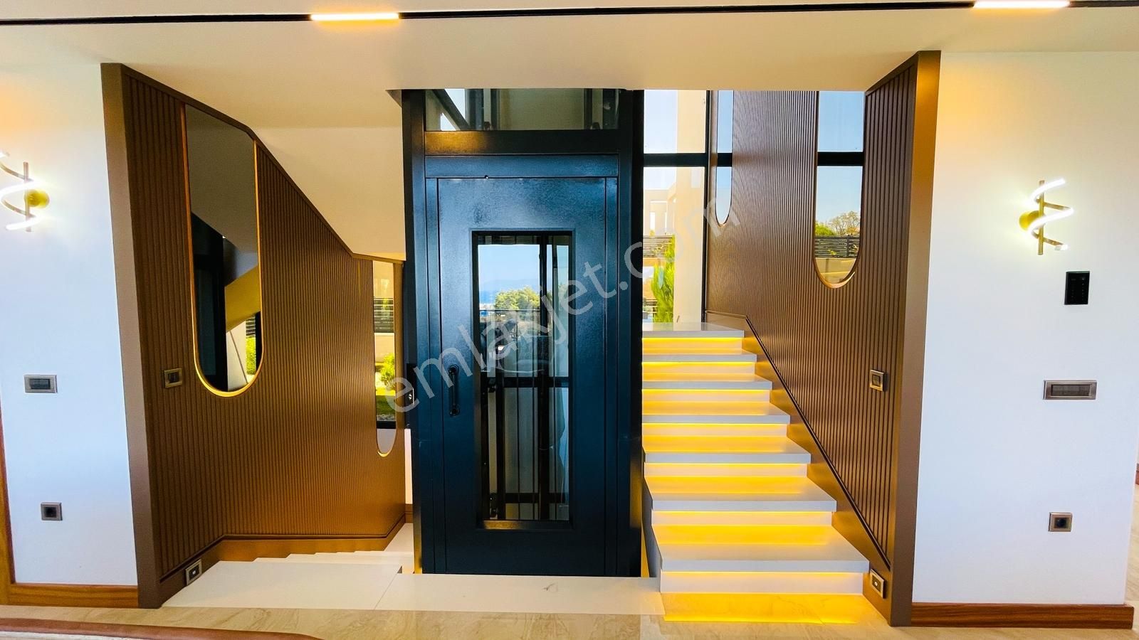 Kuşadasında 1 Dönüm Arazide Asansörlü Lüks Satılık Villa - Görsel 6