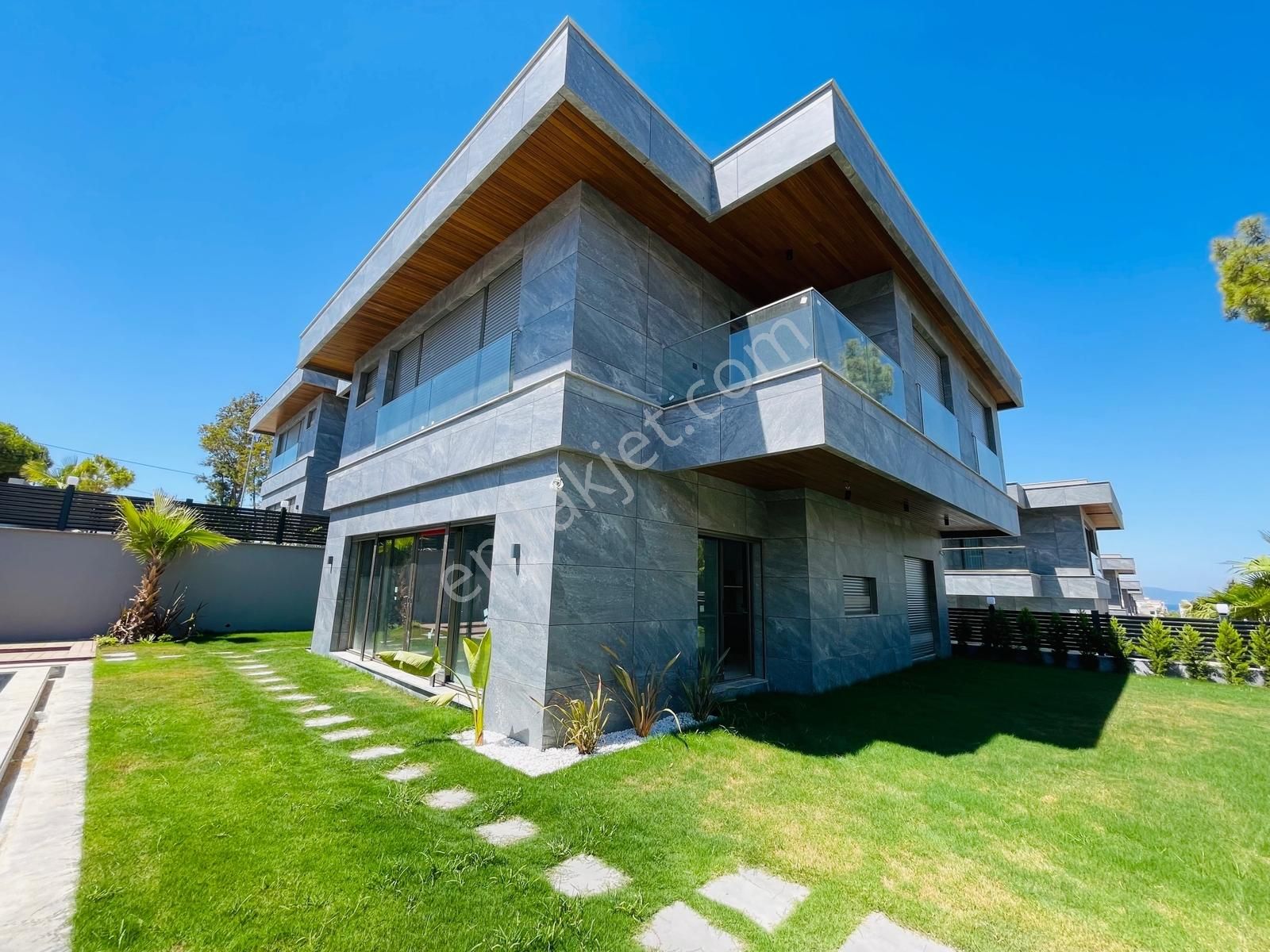 Plaja Sadece 250 Metre Köşe Konum! Satılık Müstakil Lüks Villa - Görsel 16