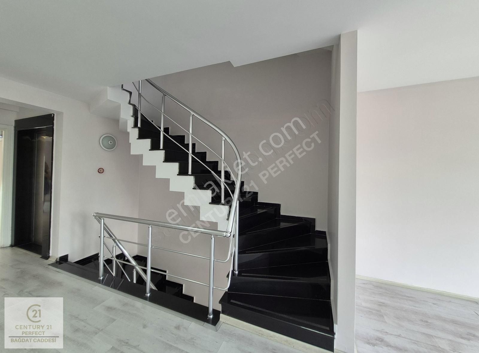 Koşuyolu Cadde Üzeri, Boş Net 400 M2 Komple Bina Tekliflere Açık - Görsel 33