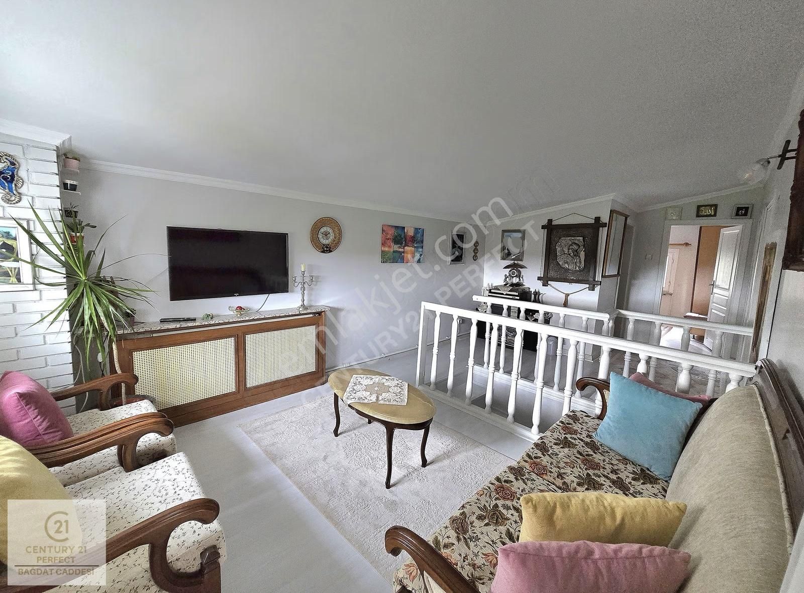 Site İçerisinde Doğa Manzaralı Havuzlu Bahçeli Bakımlı Villa - Görsel 24