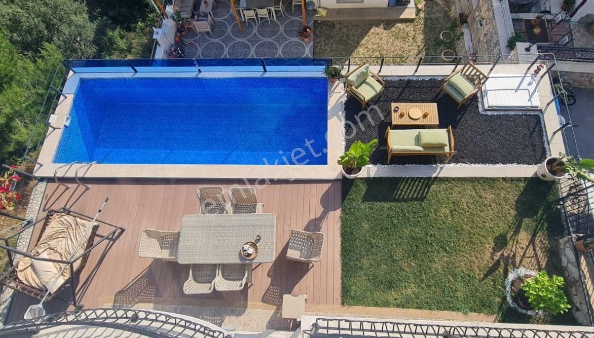 Kardeş'ten Güre'de Havuzlu Bahçeli Süper Lüks Tam Müstakil 5+2 Villa