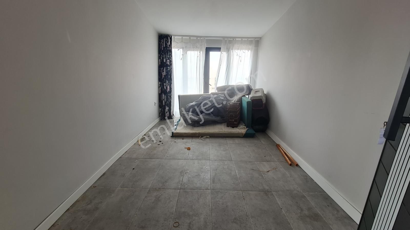 Ebuzziya Caddesi Üzeri En Üst Kat Teras Çıkışlı Camlı 10m2 Depo