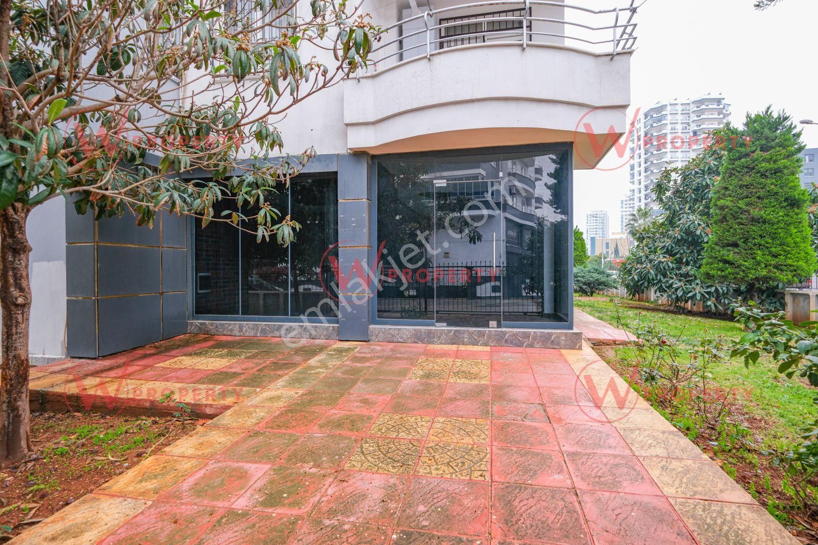 W Property Palm City Civarında Geniş Ön Kullanıma Sahip İşyeri