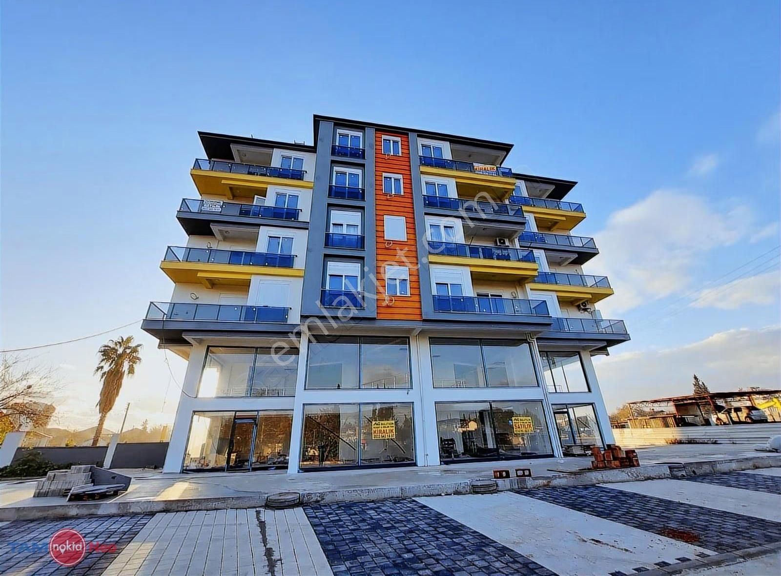 Havuzlu Güvenlikli Yol Üzeri Kiralık Sıfır Mesken