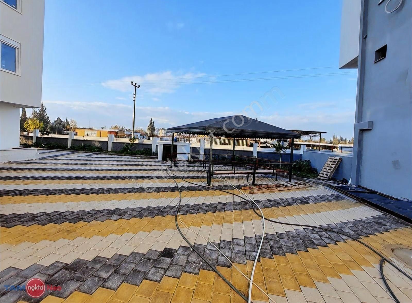 Havuzlu Güvenlikli Yol Üzeri Kiralık Sıfır Mesken - Görsel 14