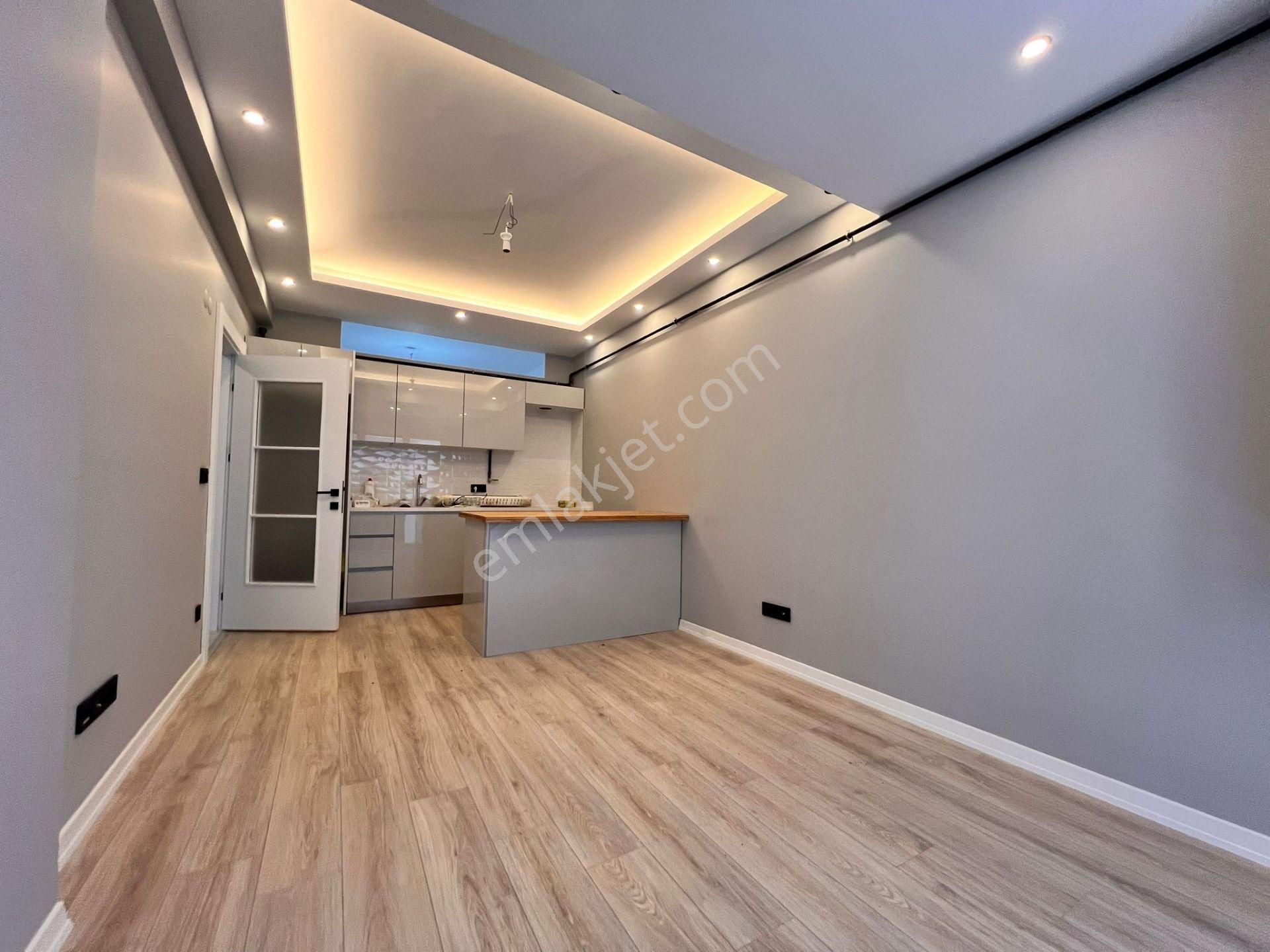 Kaçmaz'dan Altıntepe'de Cadde Üzeri Prestijli Binada 2+1 Daire