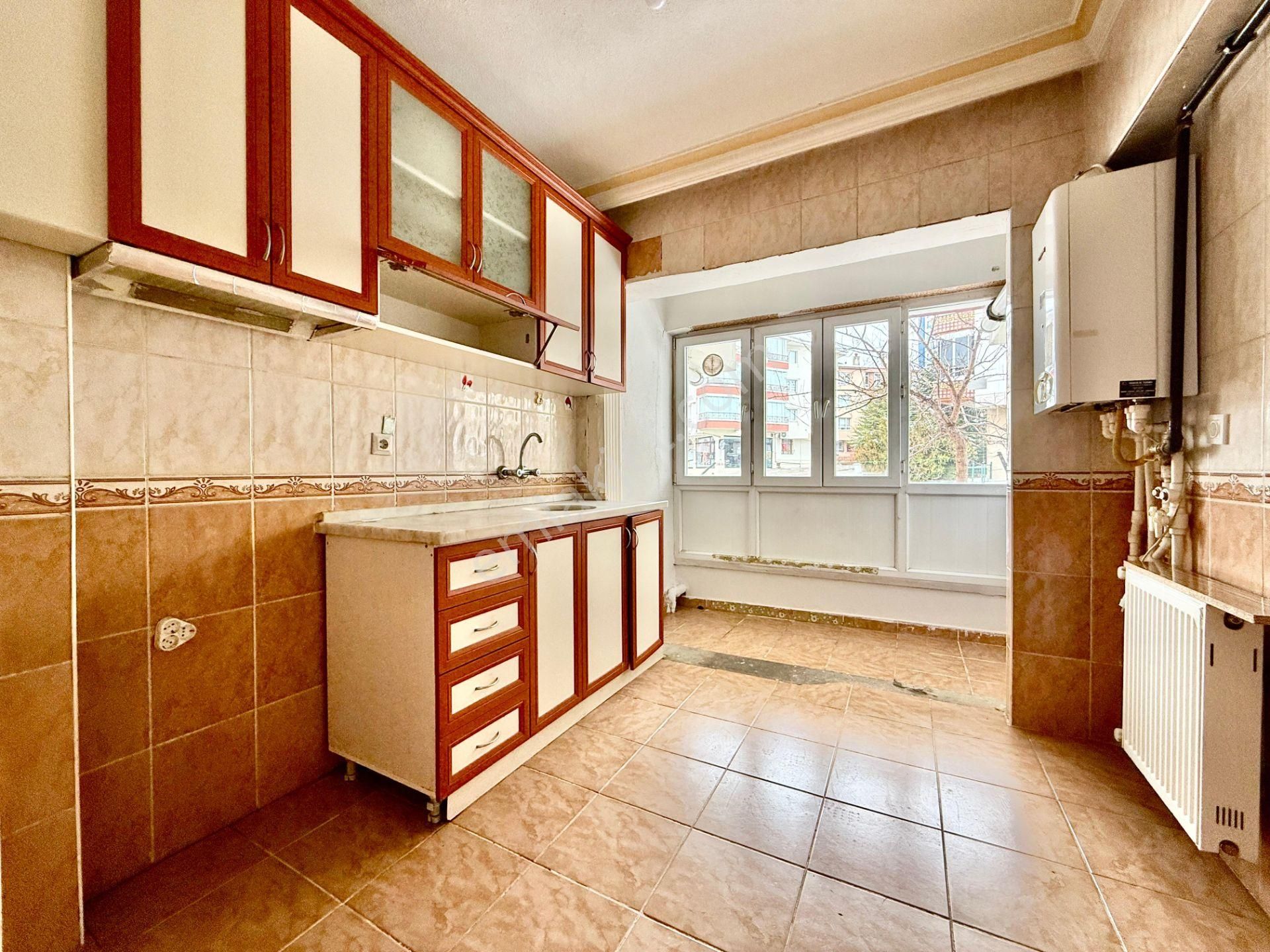 Kalecik Emlak'tan Hicret Camii Yakını 2+1 95m² Klasik Daire