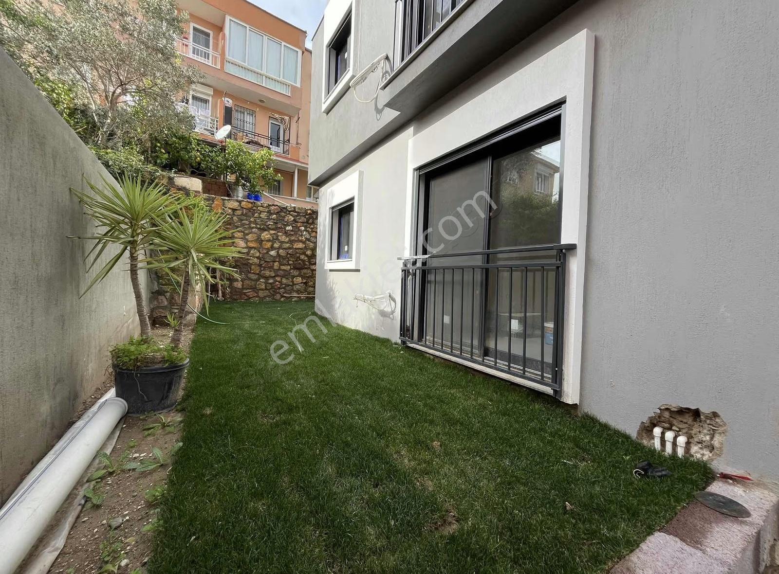 Yiğit Gayrimenkul'den Çeşme Merkez'de Bahçe Kullanımlı Sıfır 1+1