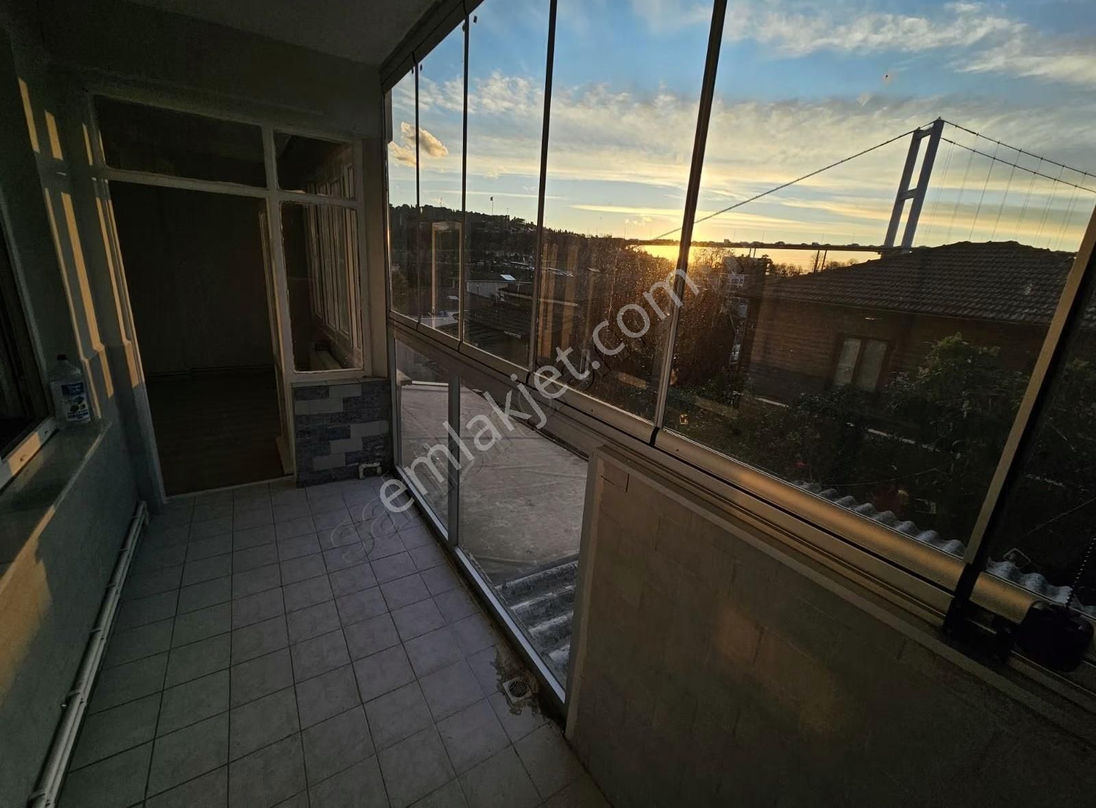 Üsküdar Boğaz Yanı Ve Boğaz Manzaralı 2+1 Balkonlu Temiz Daire