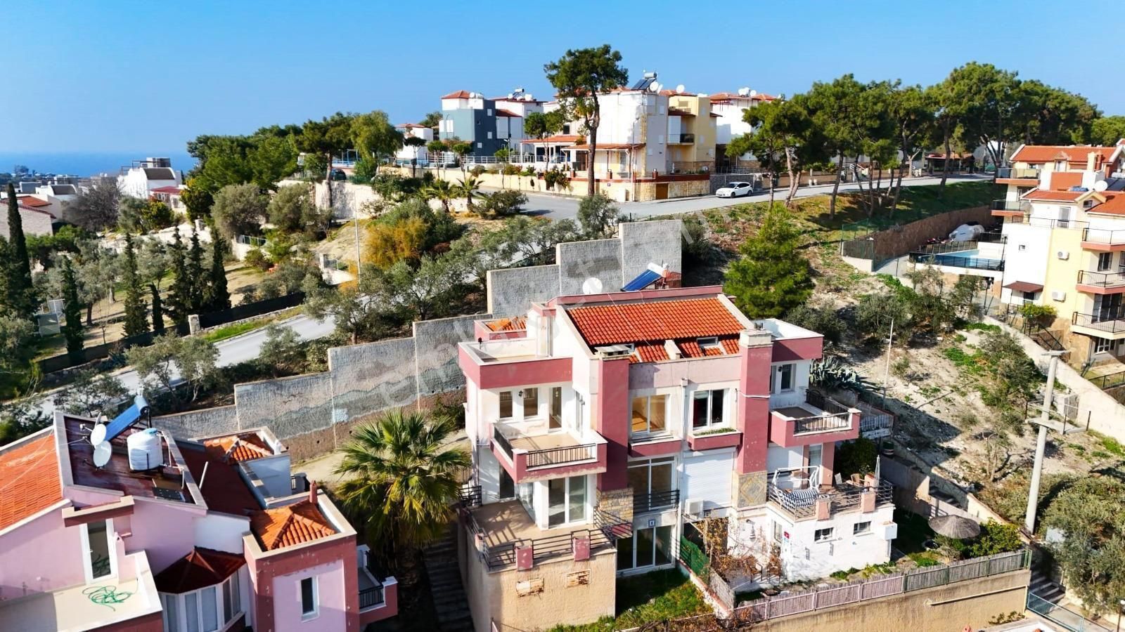 Kuşadası Kadınlar Denizi Manzaralı Plaja 900m 7+2 Fourleks 220m2 Satılık Villa - Görsel 12