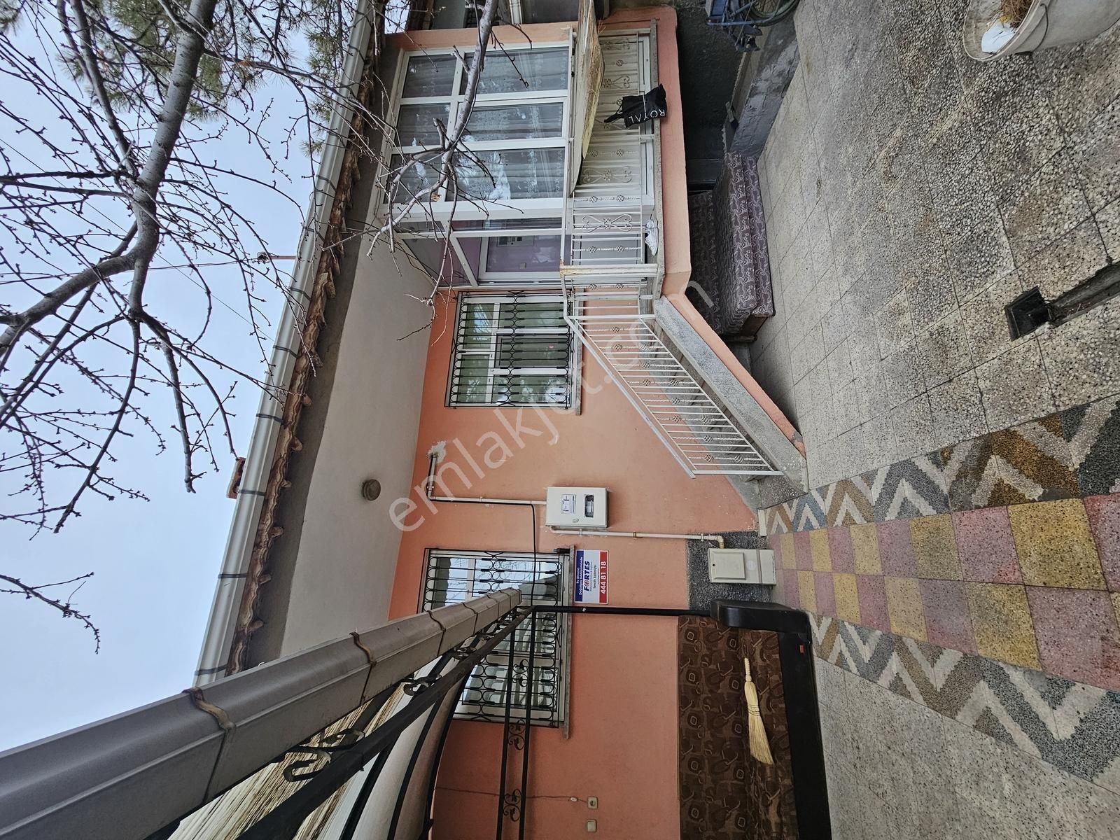 Kovanağzında Satılık Bahçeli İki Katlı Müstakil Ev 297 M2 Arsalı