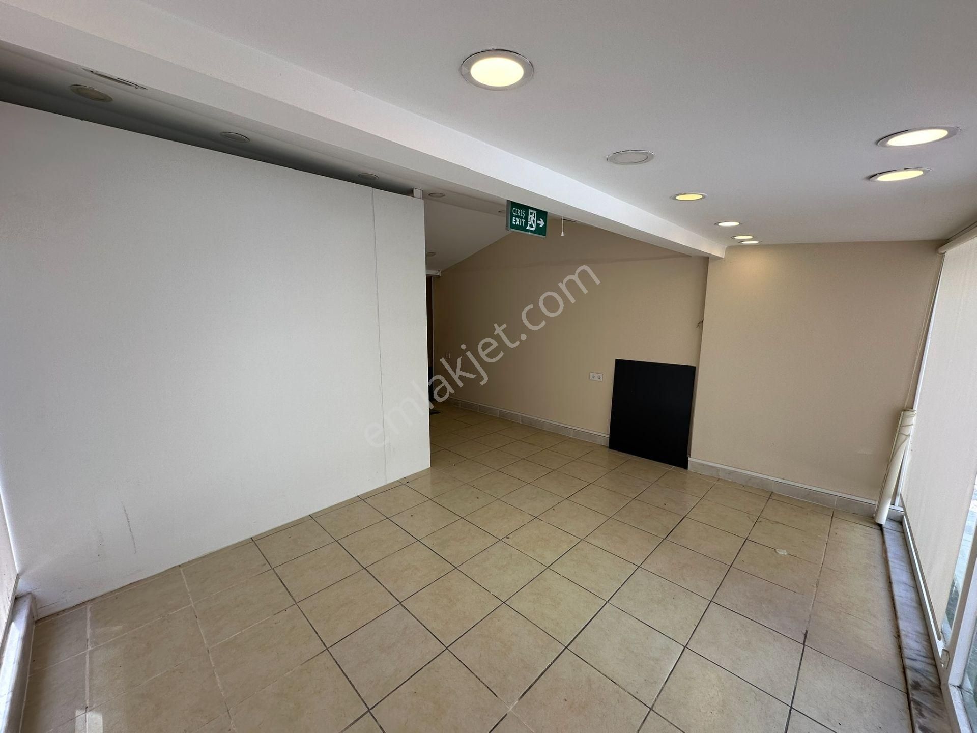 Sarıyer Merkez'de Köşe Konumlu Cadde Cepheli Extra Depo Alanlı