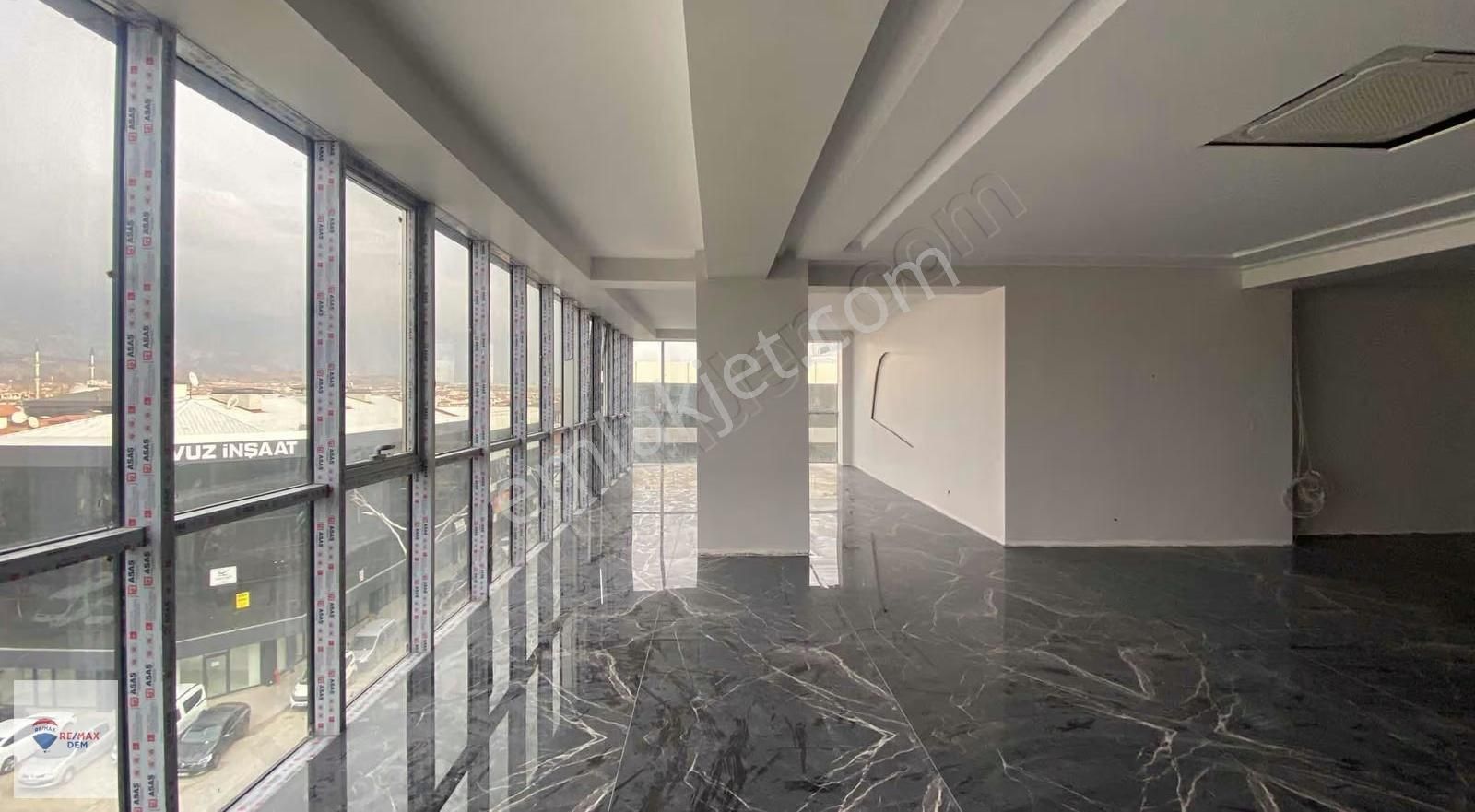 Remax Dem'den Şehrin Merkezinde Lüks Ofis - Görsel 10