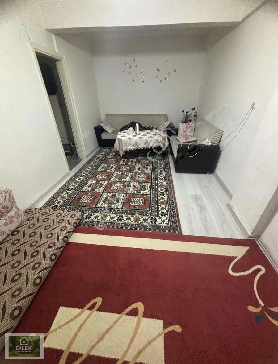 185/40 Hisseli 3 Katlı Bına Satılık Daıre Yatırıma Uygundur