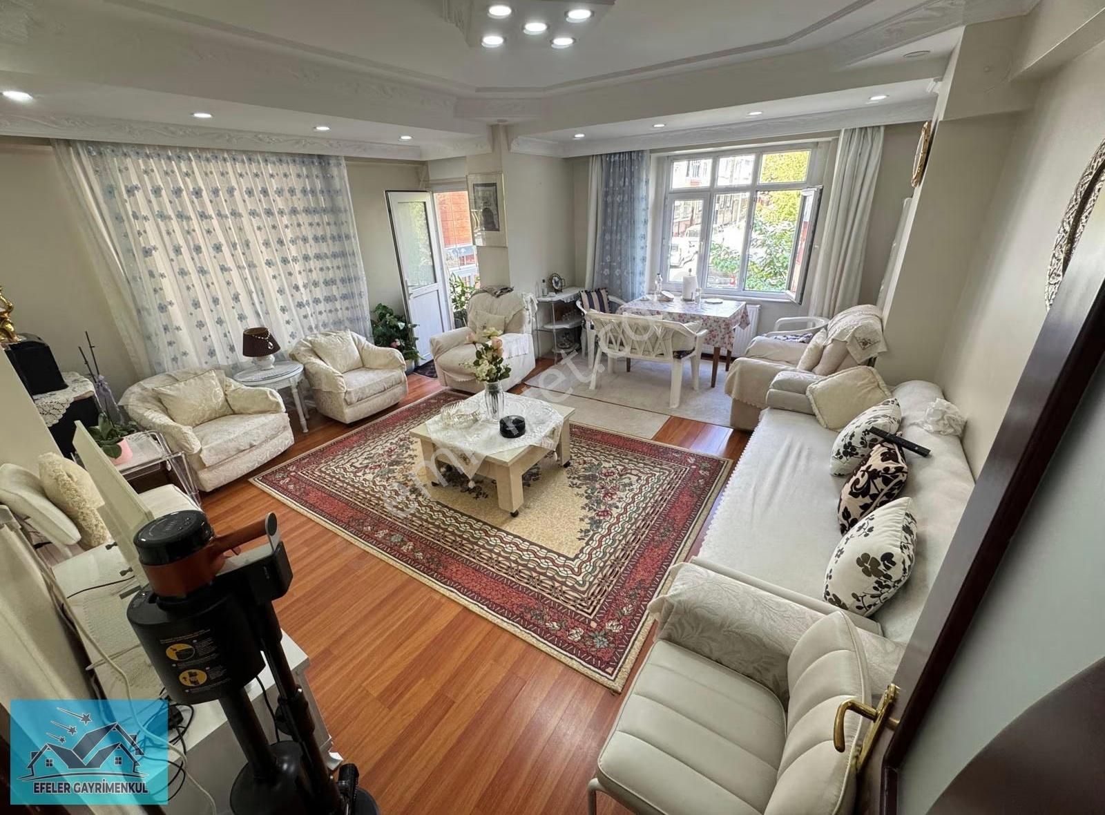 Sultangazi İsmetpaşa M Tramvayın Dibinde Satılık 3+1 135m2 1.kat