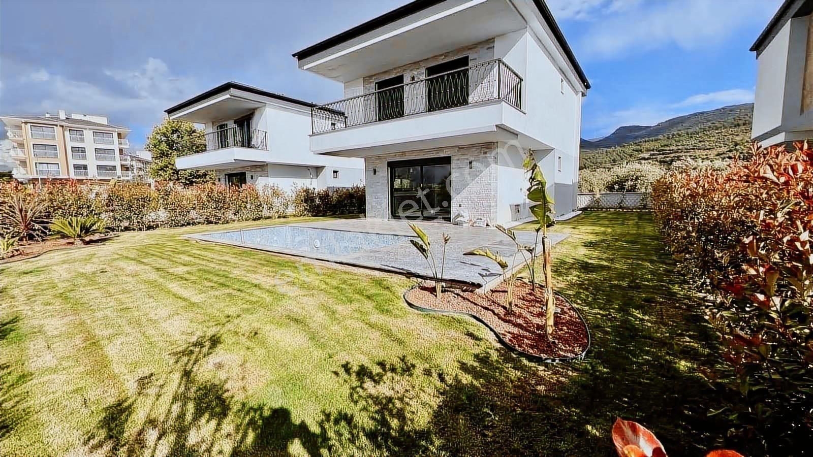 Kuşadası Davutlar'da Tek Müstakil Özel Havuzlu Satılık 4+1 Villa - Görsel 10