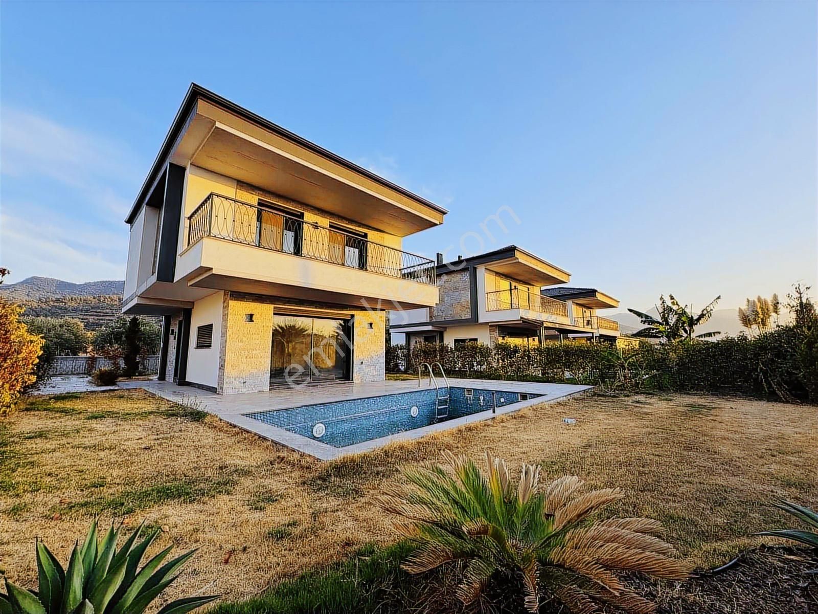 Kuşadası Davutlar'da Tek Müstakil Özel Havuzlu Satılık 4+1 Villa