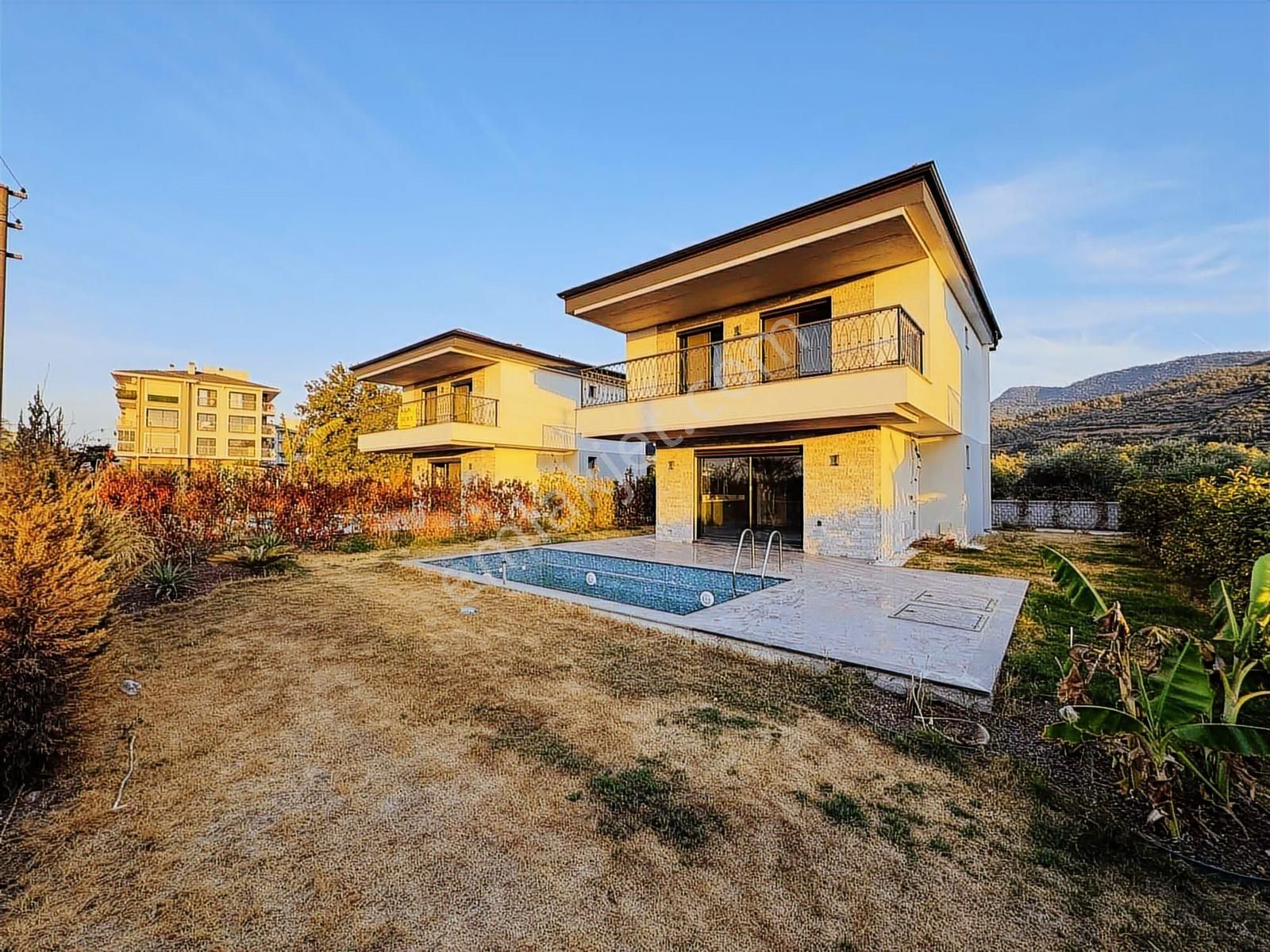 Kuşadası Davutlar'da Tek Müstakil Özel Havuzlu Satılık 4+1 Villa - Görsel 11