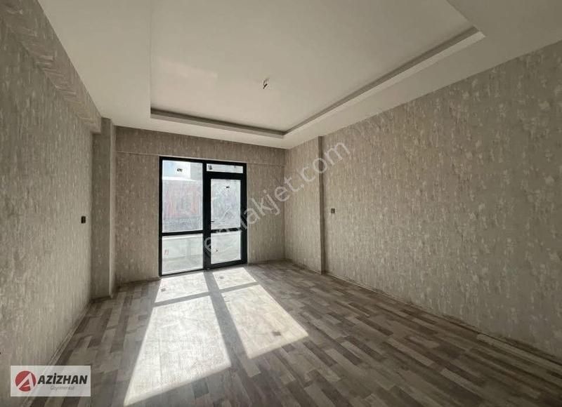 Azizhandan Şefikcanda Cadde Cepheli Satılık 4+1 Ara Kat Daire