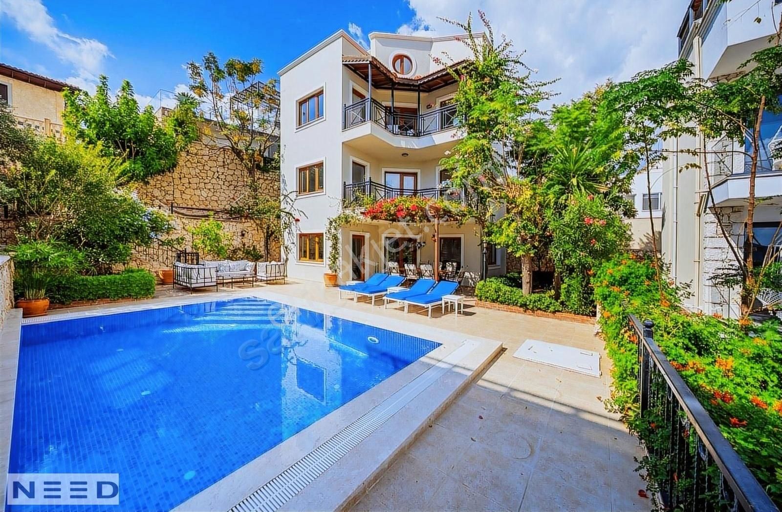 Kalkan Merkez'de 4 En-suit Yatak Odalı ,bahçeli Villa