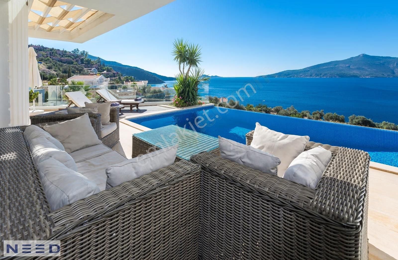 Kalkan Kömürlükte Harika Manzaralı Modern 4 Yatak Odalı Villa