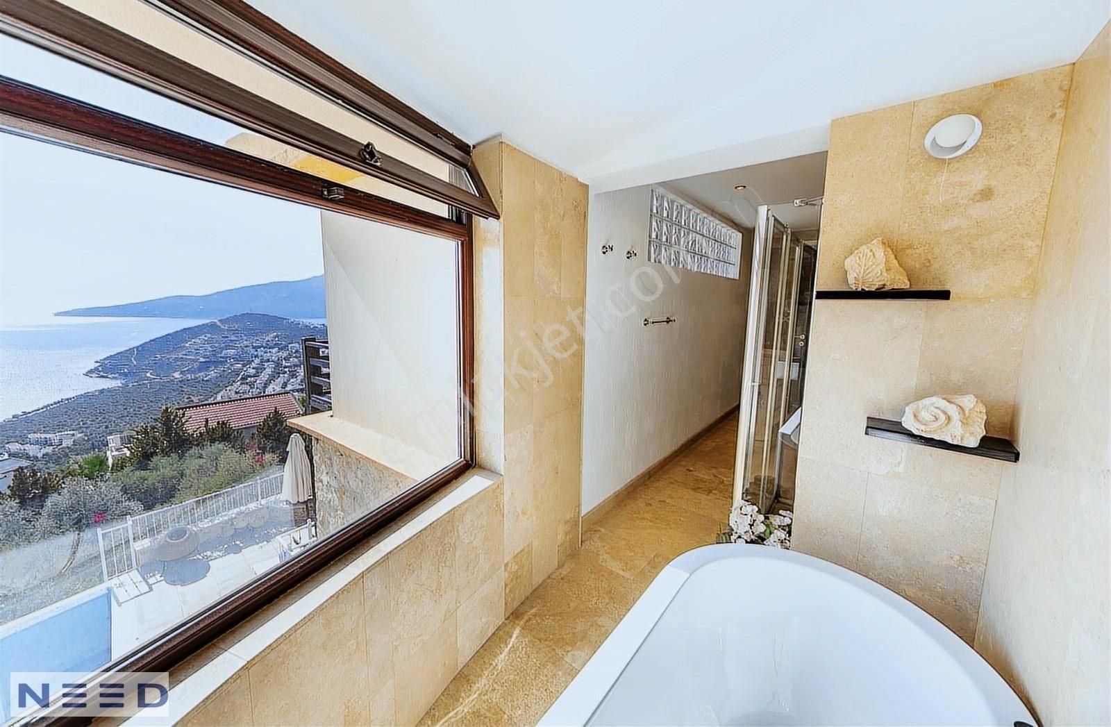 Muhteşem Deniz Manzaralı Geniş Bahçeli Villa