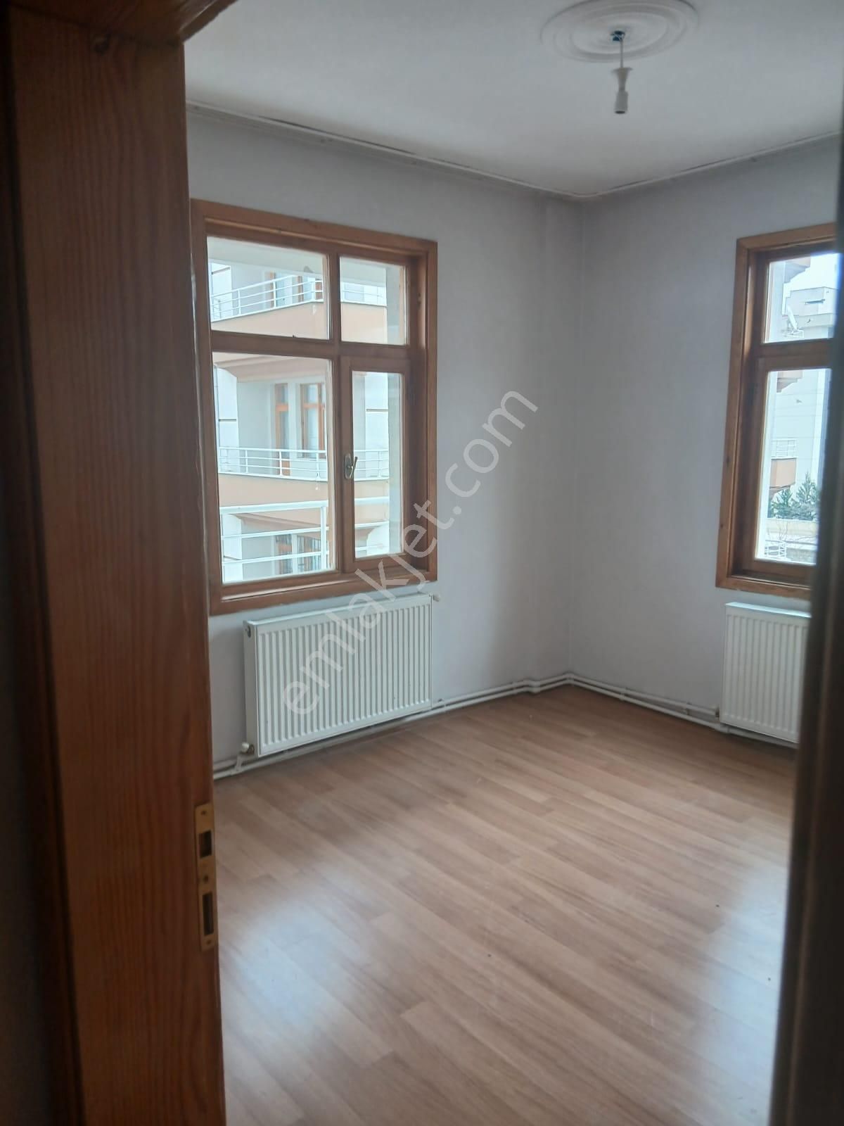 İsa Kavak Gayrimenkul’den Parsana Bölgesinde Kiralık 3+1 Ara Kat Daire - Görsel 2